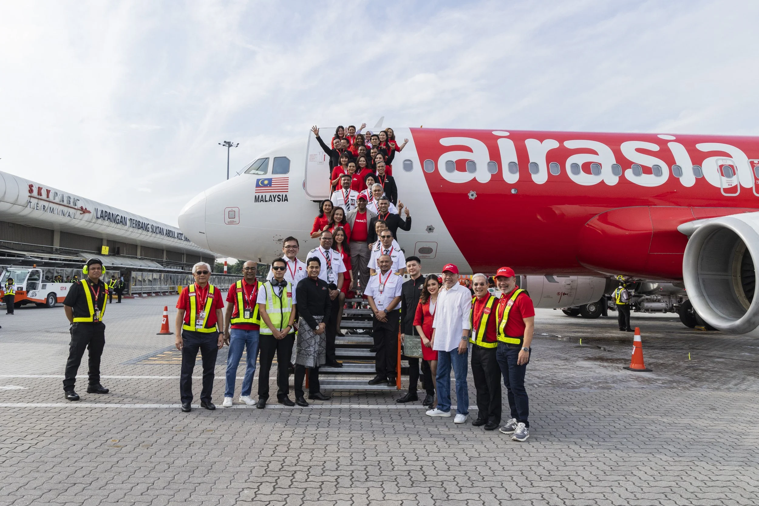 AirAsia menandakan kepulangan bersejarah ke Lapangan Terbang Subang dengan penerbangan pertama ke Sabah dan Sarawak