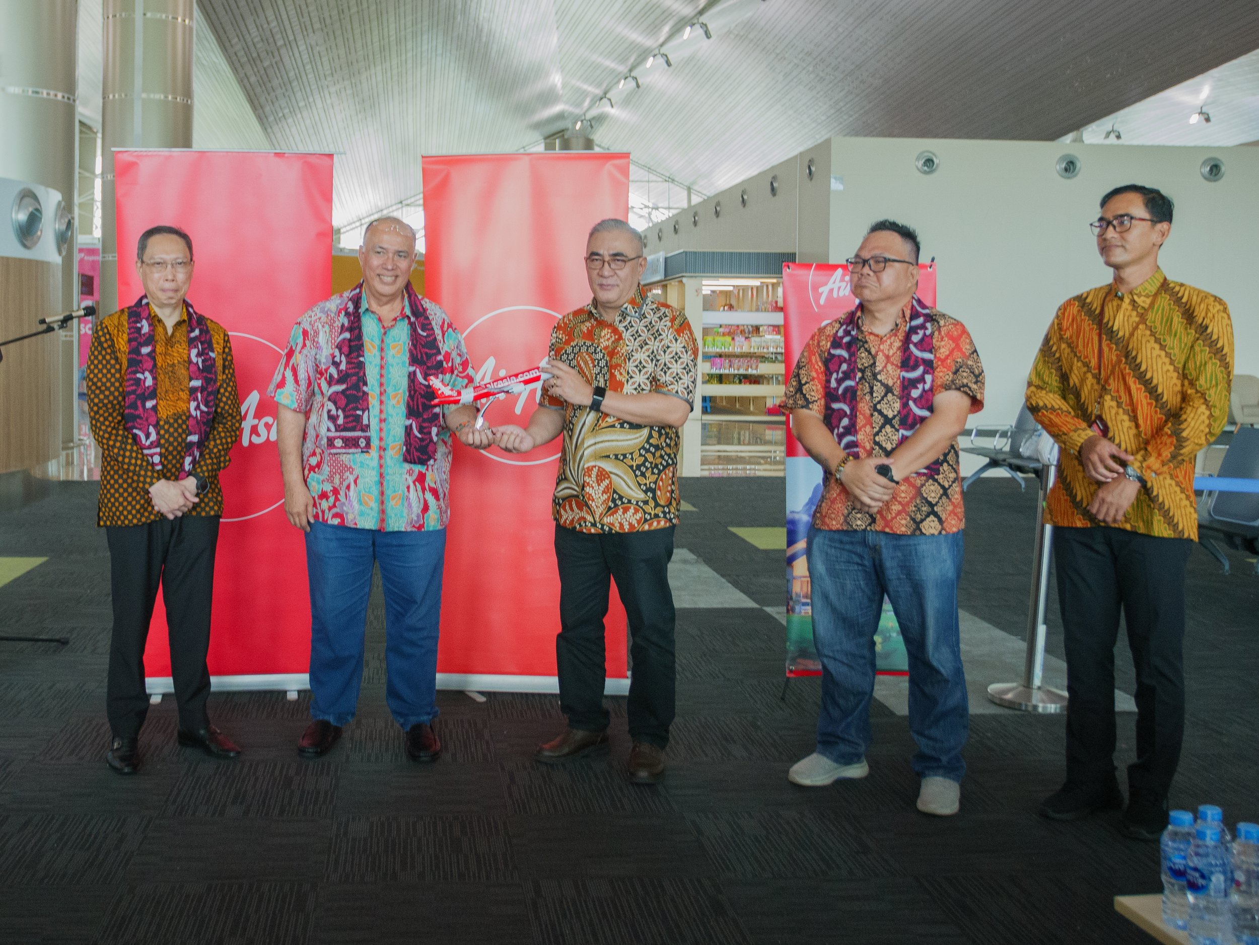 Photo Caption (From Left): Rafail Walangitan, Consulate General of Republic of Indonesia in Kota Kinabalu; Drs Steven OE Kandouw, Representative of North Sulawesi Governor; Zamani Rafique, Director, Government Relations and ASEAN Affairs of AirAsi