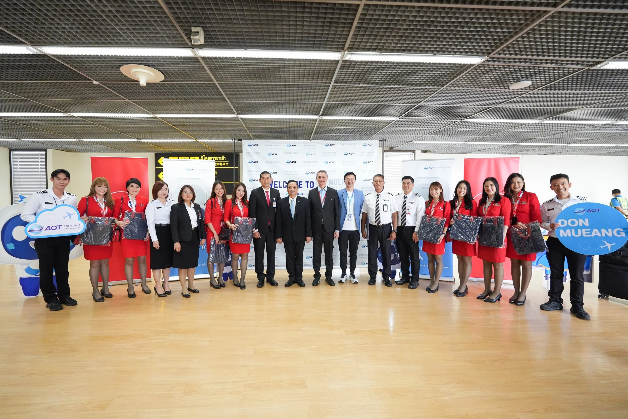 Thai AirAsia X celebrates first arriving flight as it successfully relocates operations to Don Mueang