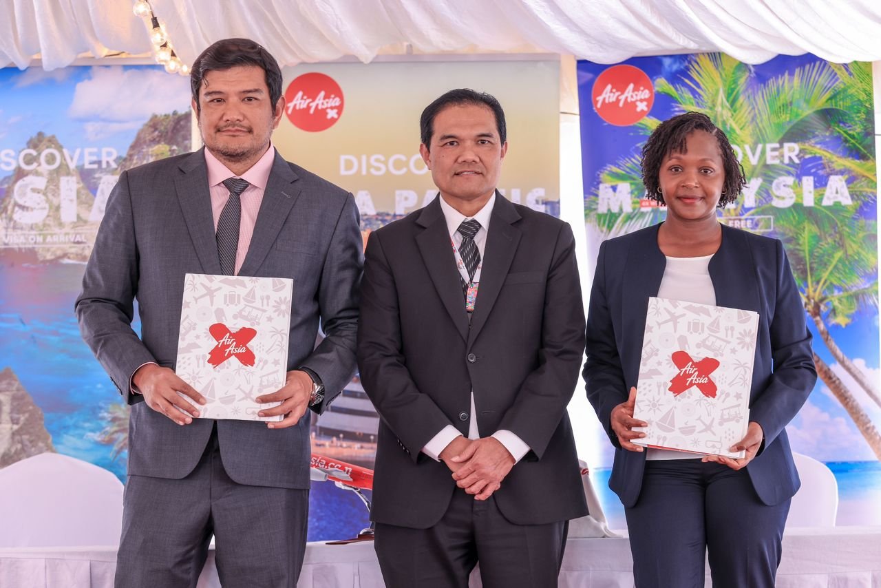 Keterangan Gambar: (Dari Kiri) Benyamin Ismail, Ketua Pegawai Eksekutif AirAsia X; H.E. Ruzaimi Mohamad, Pesuruhjaya Tinggi Malaysia ke Kenya dan juga Wakil Tetap Malaysia ke United Nations Environment Programme (UNEP); June Chepkemei, Ketua Pegawa