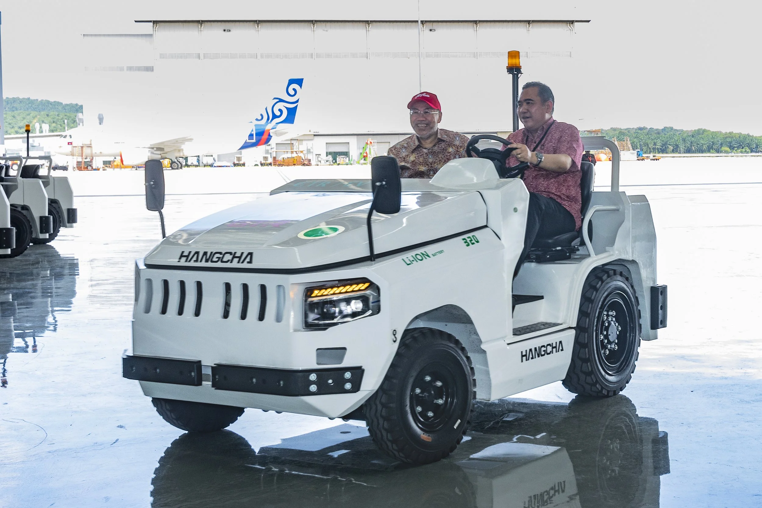 Ground Team Red (GTR) Lancar Traktor Bagasi Elektrik untuk Penggunaan di Terminal 1 dan 2 KLIA, Pacu Penerbangan Mampan di Malaysia