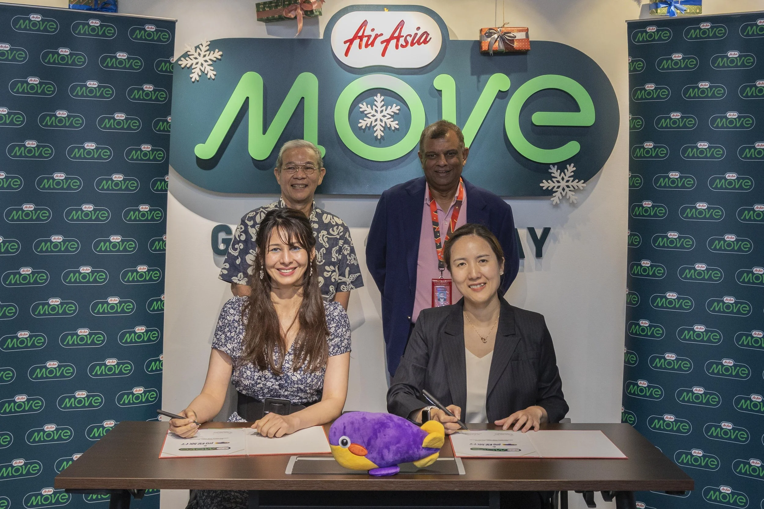  Kapsyen gambar: (Dari kiri atas) Dato’ Fam Lee Ee, Ahli Lembaga Pengarah Capital A, dan Tan Sri Tony Fernandes, CEO Capital A, menyaksikan majlis menandatangani perjanjian antara AirAsia MOVE dan Tongcheng Travel yang diwakili oleh (dari kiri bawah)