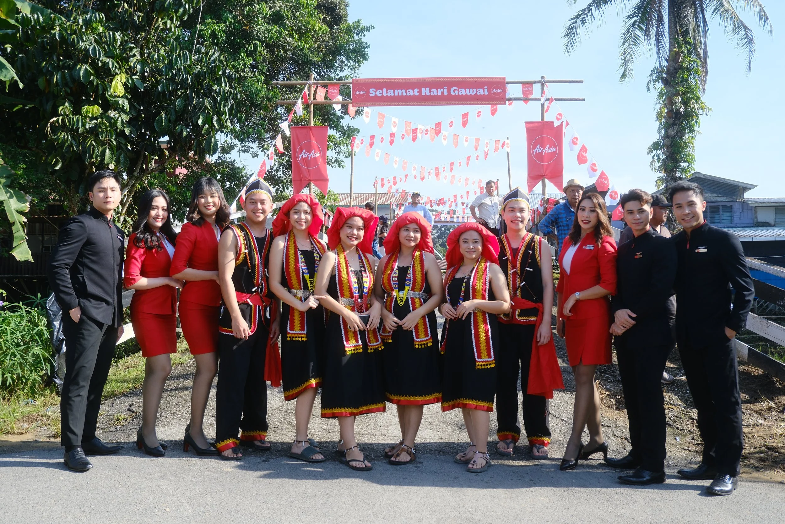 亚航为庆祝社区精神与文化 参与砂拉越丰收节前期的庆典