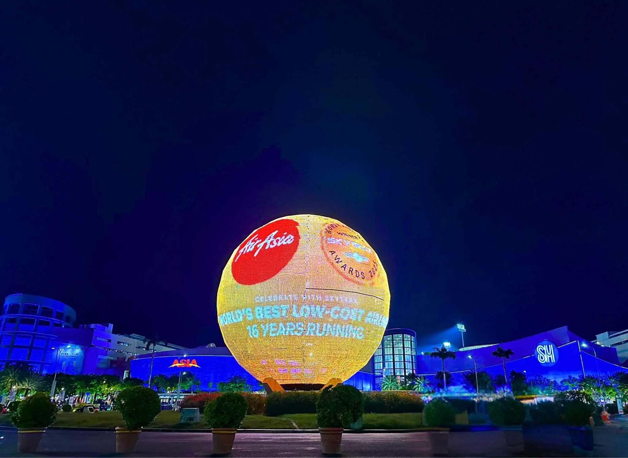 MOA Globe Lights Up as AirAsia Philippines Celebrates 16th Skytrax Win with Fares from as Low as PHP116
