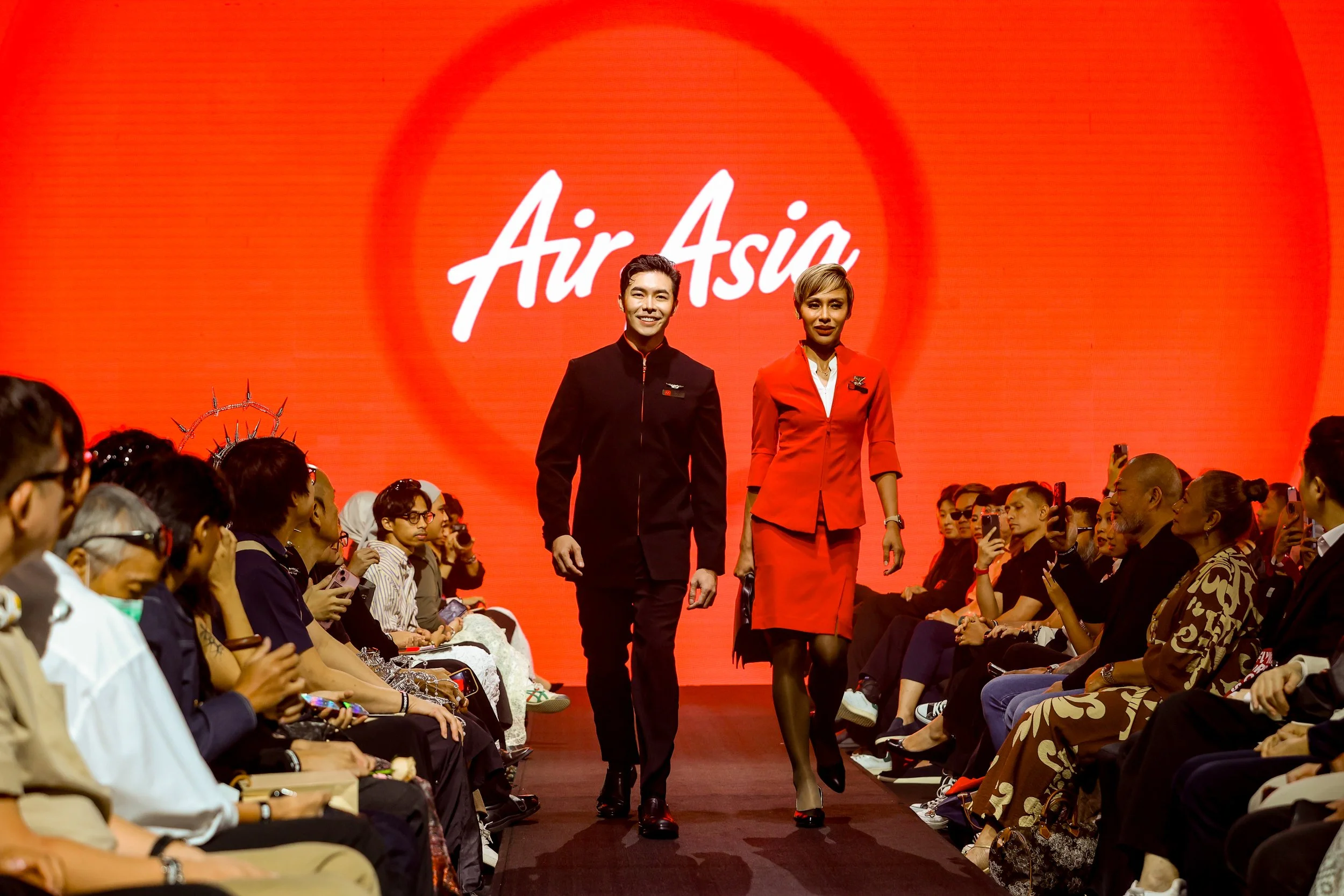 AirAsia perkenal kemaskini pakaian seragam kru kabin di  KL Fashion Week dengan sentuhan serantau