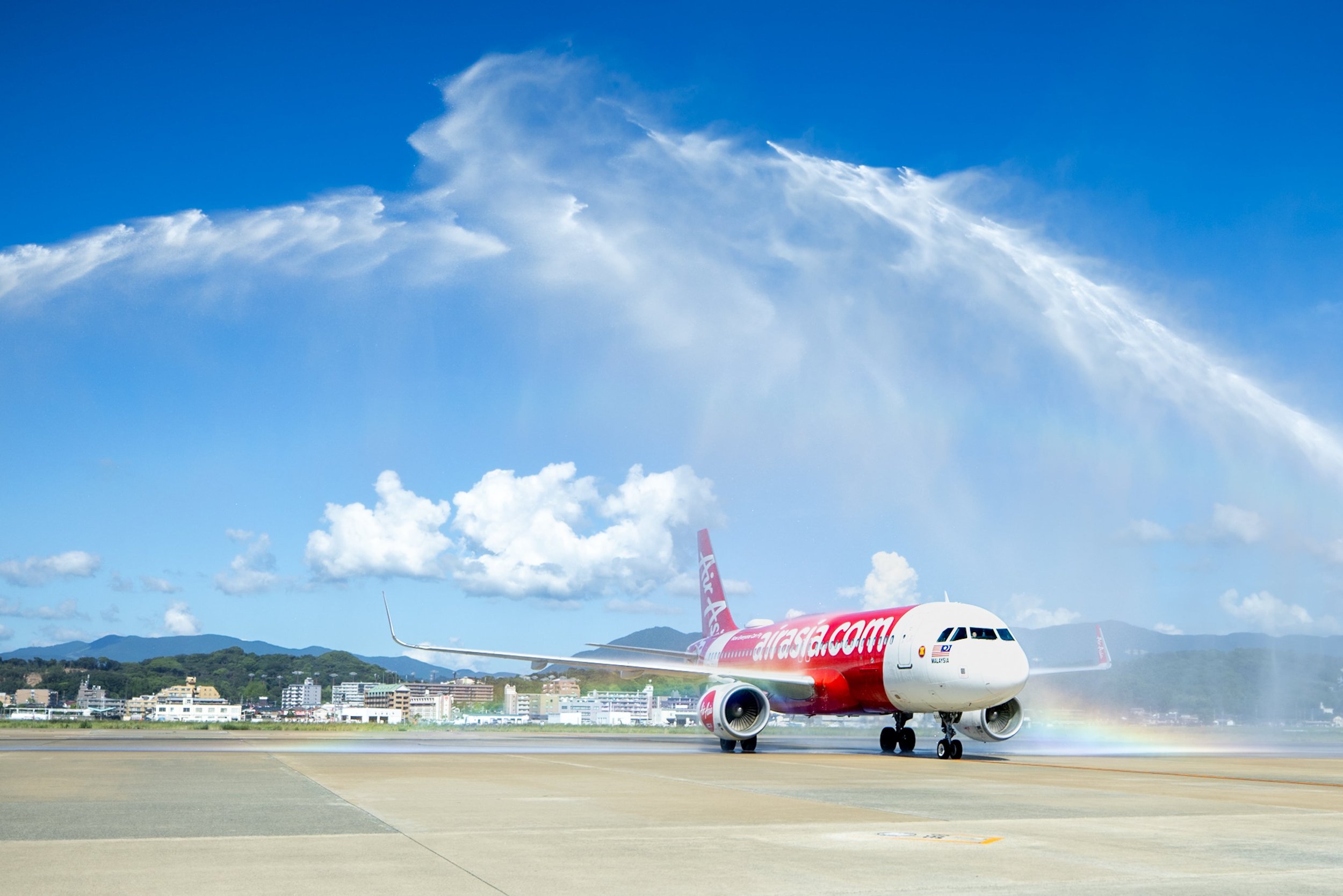 ウォーターサルートの歓迎を受ける福岡空港に到着した初便（AK1510）