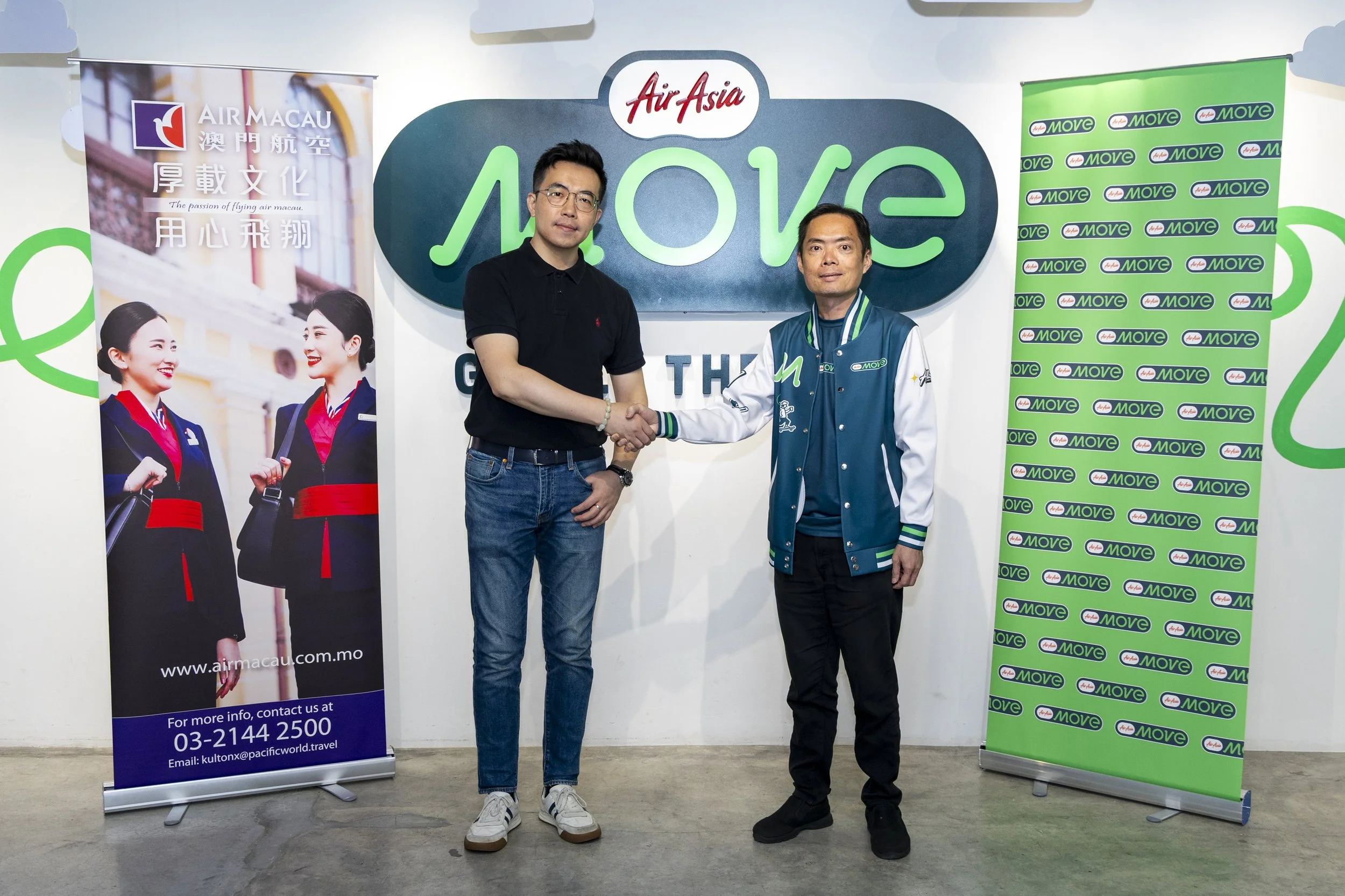   Keterangan Gambar: [Dari kiri ke kanan] Howard Zhu, Pengurus Besar Air Macau di Kuala Lumpur, dan Yeoh Sai Ho, Ketua Flights OTA di AirAsia MOVE, baru-baru ini meraikan pemeteraian kerjasama tersebut di ibu pejabat AirAsia MOVE di Kuala Lumpur.  