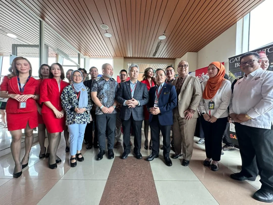 Peresmian Penerbangan Perdana AirAsia rute PNK-KCH-KUL 6.jpeg