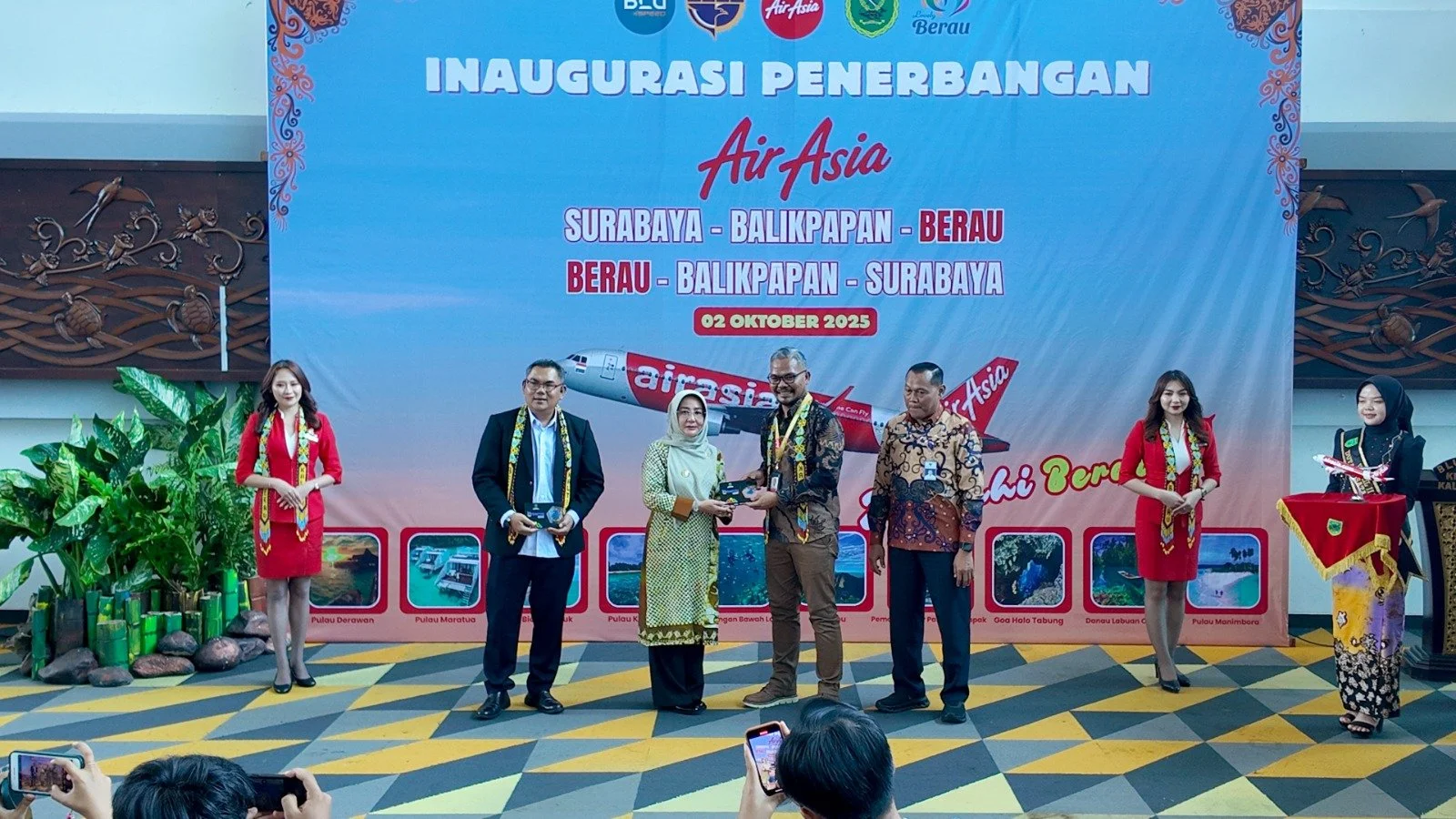 Penerbangan Perdana Indonesia AirAsia rute SUB-BPN-BEJ 3.jpeg