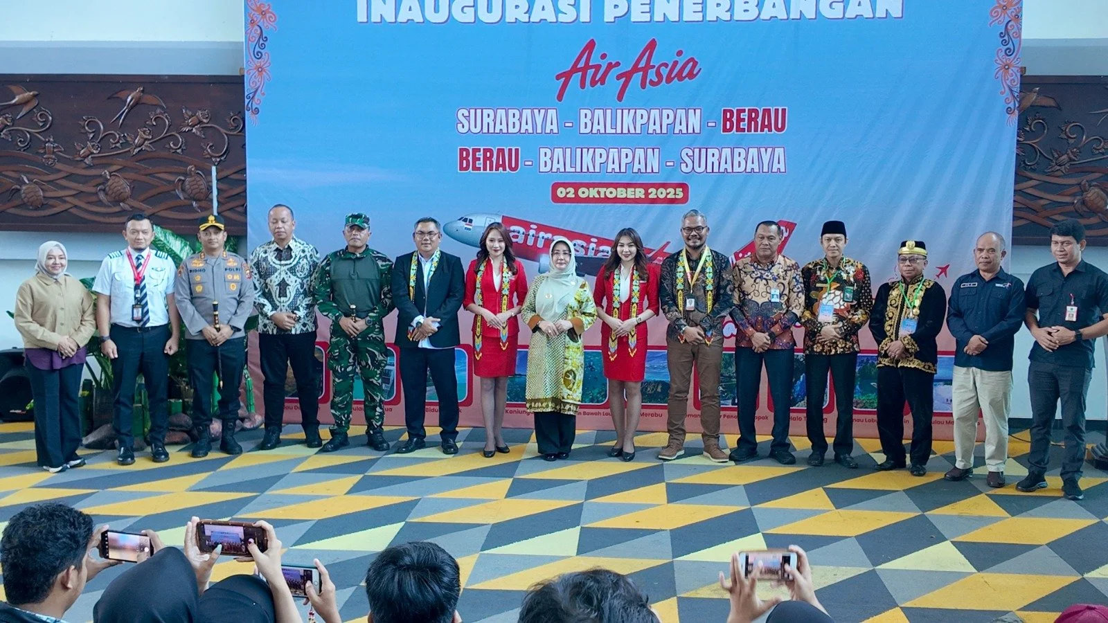 Penerbangan Perdana Indonesia AirAsia rute SUB-BPN-BEJ 2.jpeg