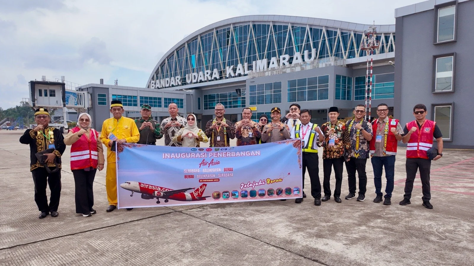 Penerbangan Perdana Indonesia AirAsia rute SUB-BPN-BEJ.jpeg