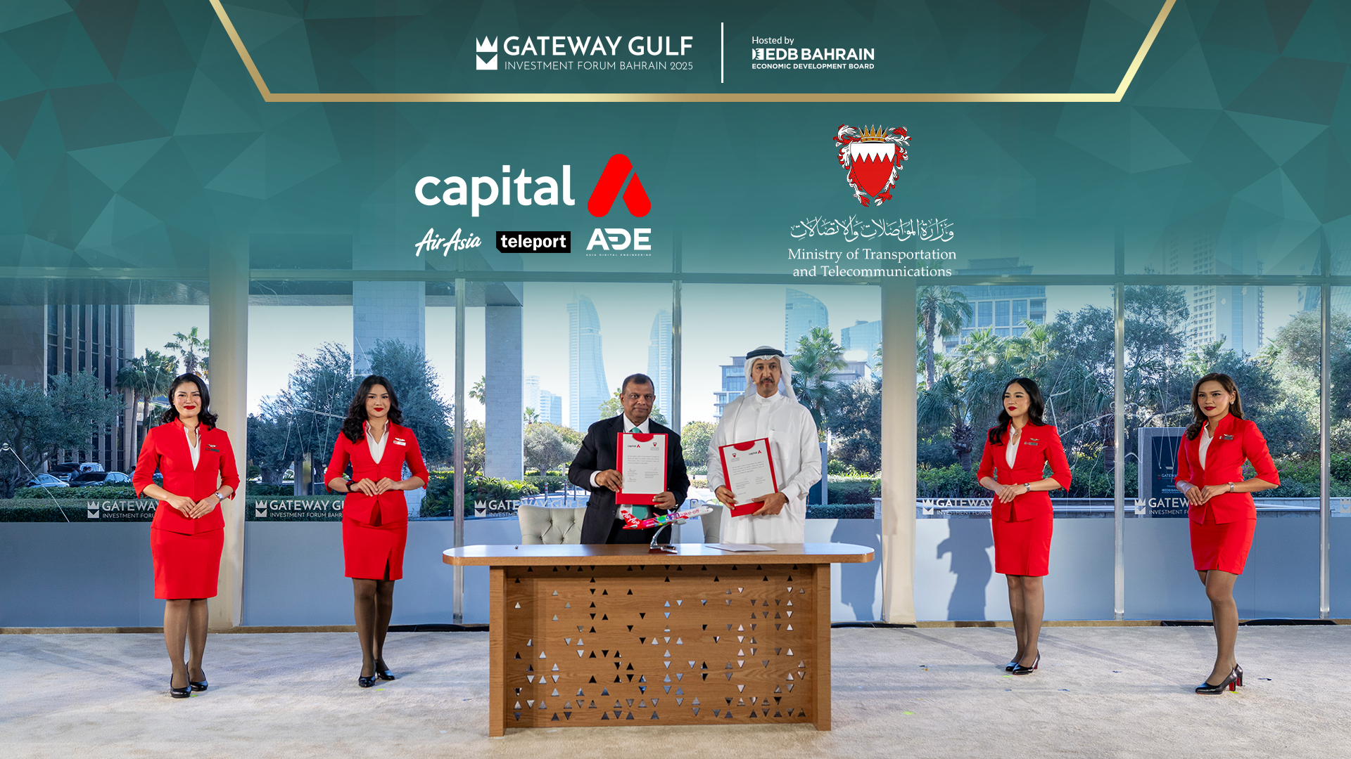  Kapsyen: Majlis menandatangani perjanjian antara Ketua Pegawai Eksekutif Capital A, Tony Fernandes, dan H.E. Dr. Shaikh Abdulla bin Ahmed Al Khalifa, Menteri Pengangkutan dan Telekomunikasi dari Kerajaan Bahrain, menandakan potensi besar kerjasama i