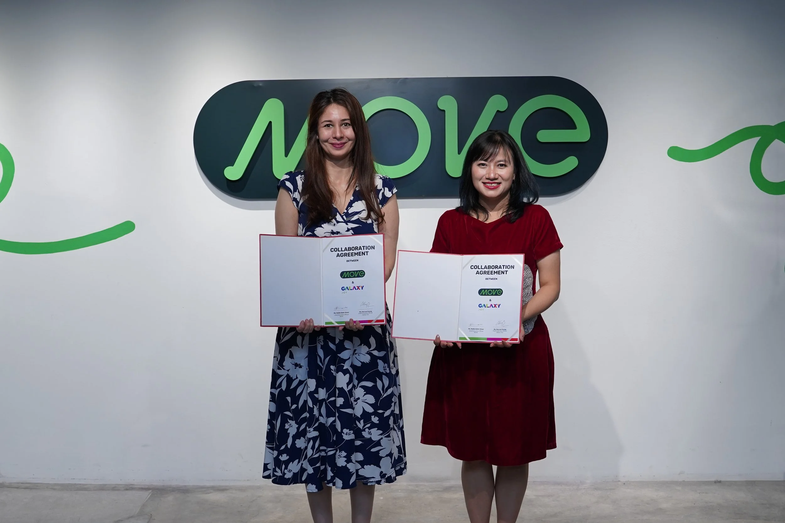   照片说明：【从左至右】MOVE 首席执行官 Nadia Omer 与 GalaxyJoy 首席执行官 Hoa Lan Huong 在吉隆坡 MOVE 总部举行的签约仪式。  