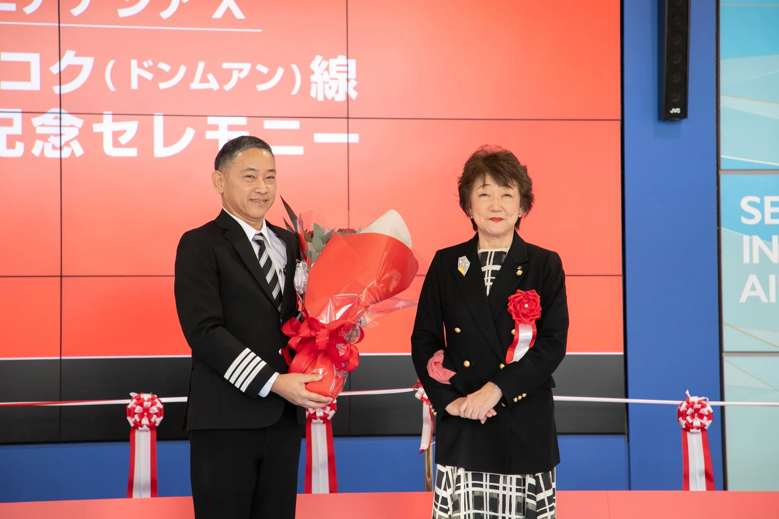 初便のパイロットも務めたタイ・エアアジア XのCOOへ郡 仙台市長から花束贈呈