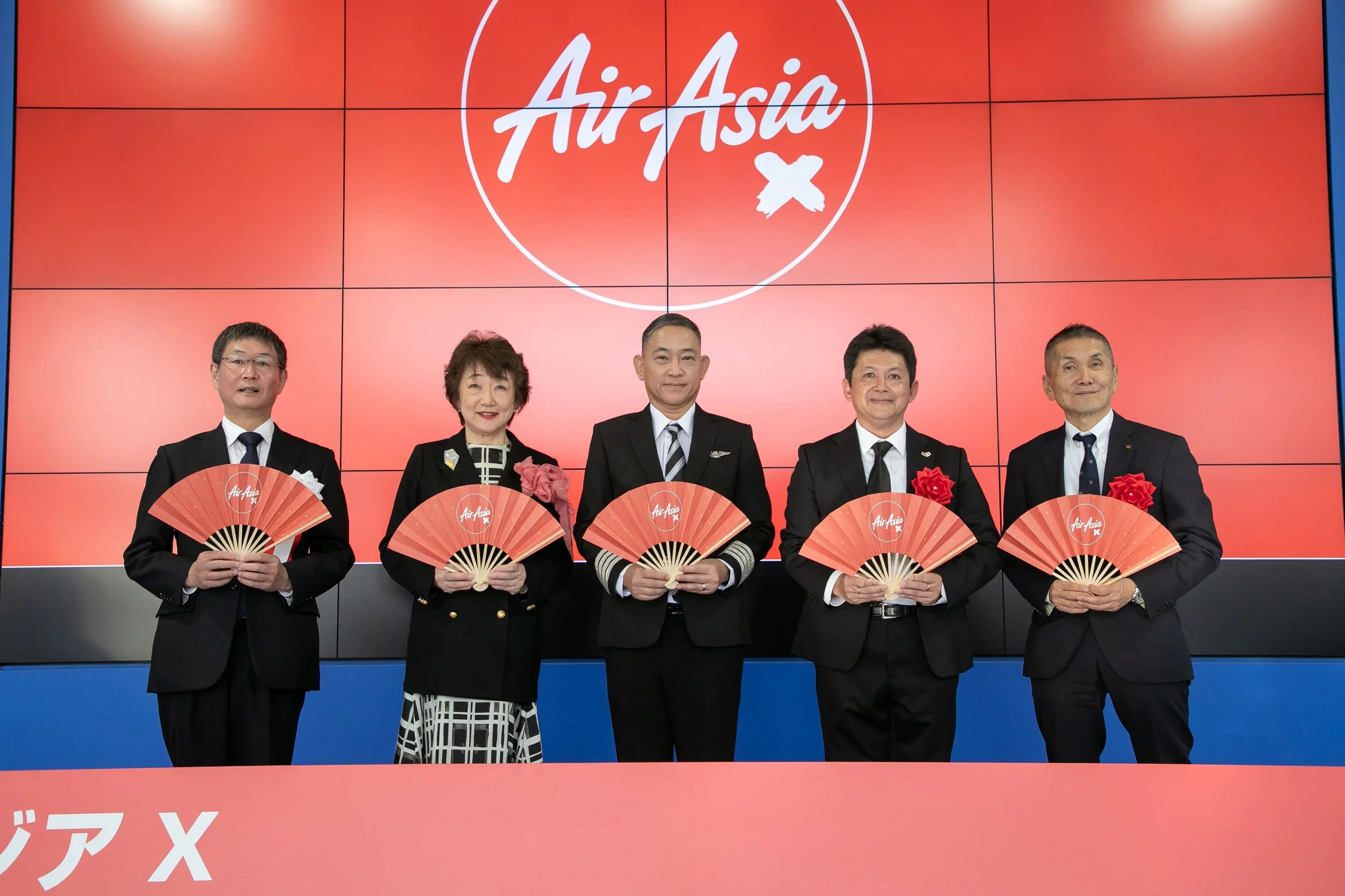 新規就航記念特製の扇を持って（向かって左より）仙台国際空港株式会社 前田 代表取締役、郡 仙台市長、タイ・エアアジア X COO、タイ国政府観光庁東京事務所 セークサン・スィープライワン 所長、小林 宮城県副知事　