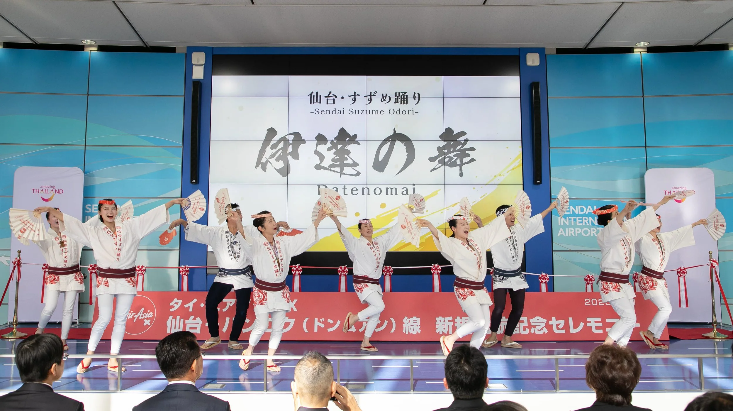 仙台の伝統芸能「すずめ踊り」でお祝い