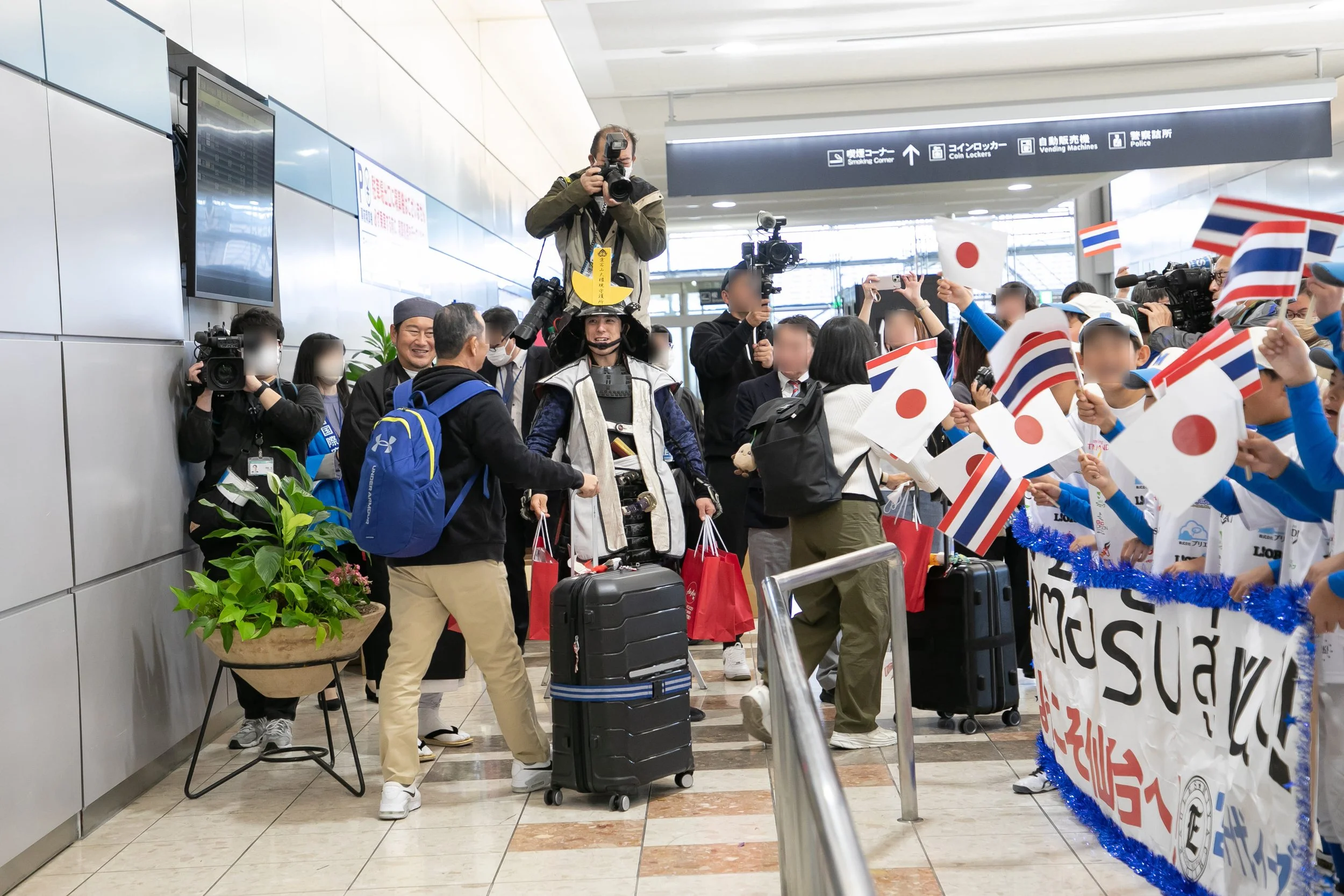 仙台ゆかりの伊達武将隊らによる歓迎を受ける初便到着客