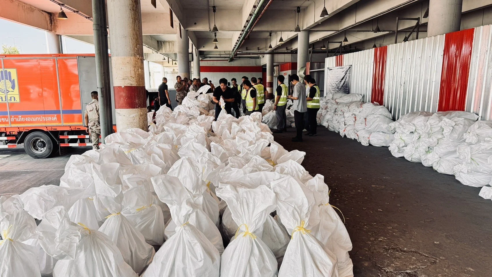 AirAsiaFloodRelief_7.jpg
