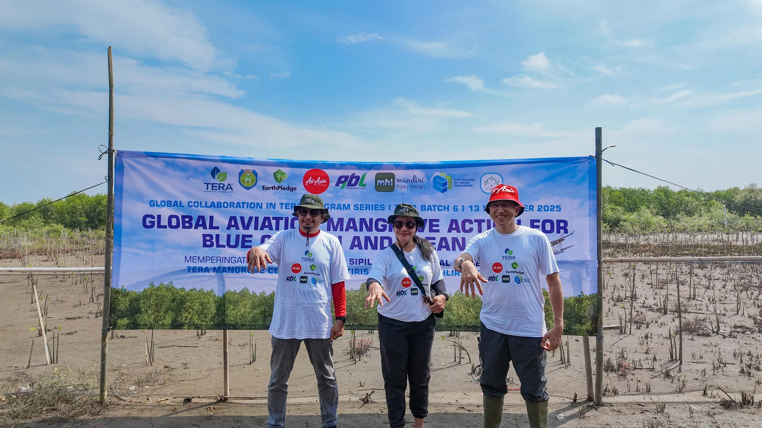 Indonesia AirAsia Bersama PT Arunika Bumi Lestari Perkuat Aksi Karbon Biru di Pesisir Indramayu