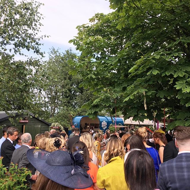 Queue for the bar was huge 😲😉
.
.
.
#pianobar #horseboxbar #weddingmusic #drinksreceptionmusic #ceremonymusic #cocktailreception #weddingplanning #eventplanner #weddingplanner #piano #barhire #scottishwedding #rustic #rusticwedding #entertainment #