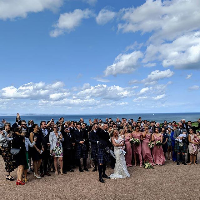 That unmistakeable view can only be @kinkell_byre 👏
The sun has decided to play ball for an outdoor drinks reception too! 🎹🎶🥂
Congratulations Sarah &amp; Bill 🎉
.
.
.
#pianobar #horseboxbar #weddingmusic #drinksreceptionmusic #ceremonymusic #coc