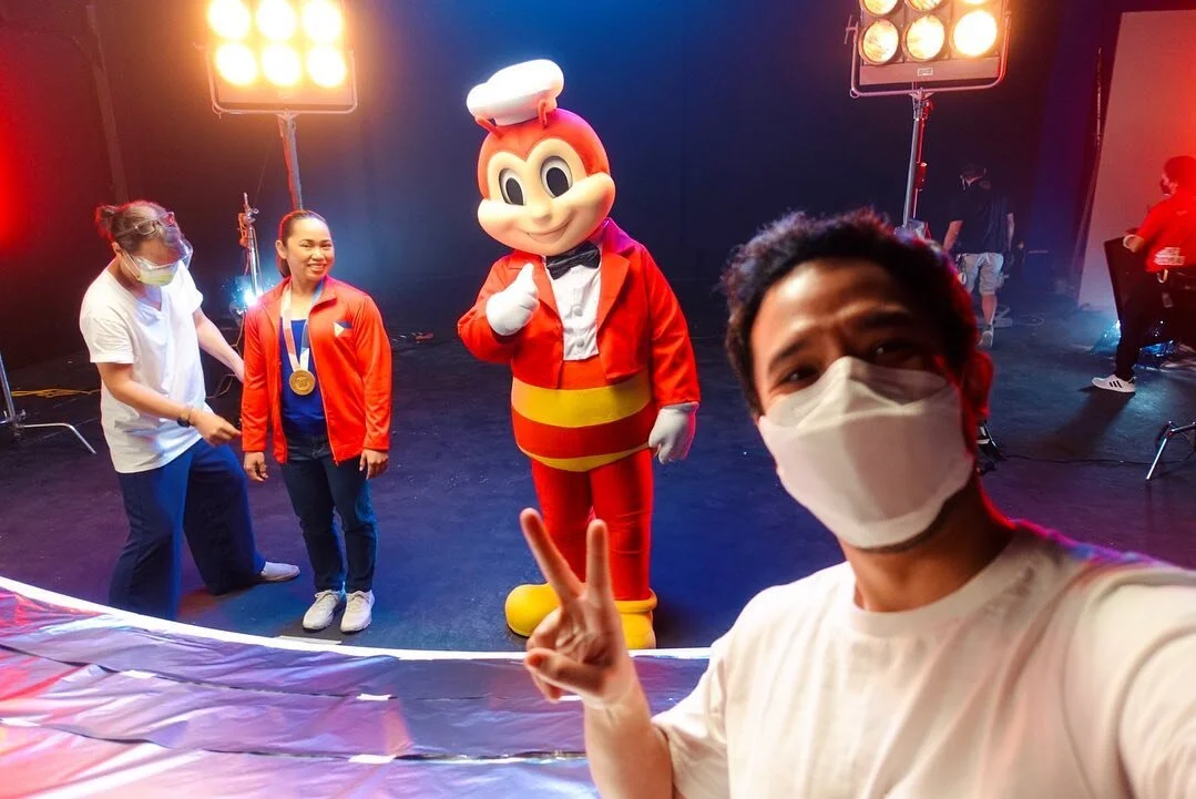 Some BTS photos of #KwentongJollibeeGinto! We recreated scenes from Tokyo, London, Malaysia, and Zamboanga in our studio bubble. Got goosebumps seeing @hidilyndiaz on set because everything felt so real. Swipe to see how much fun we had shooting this