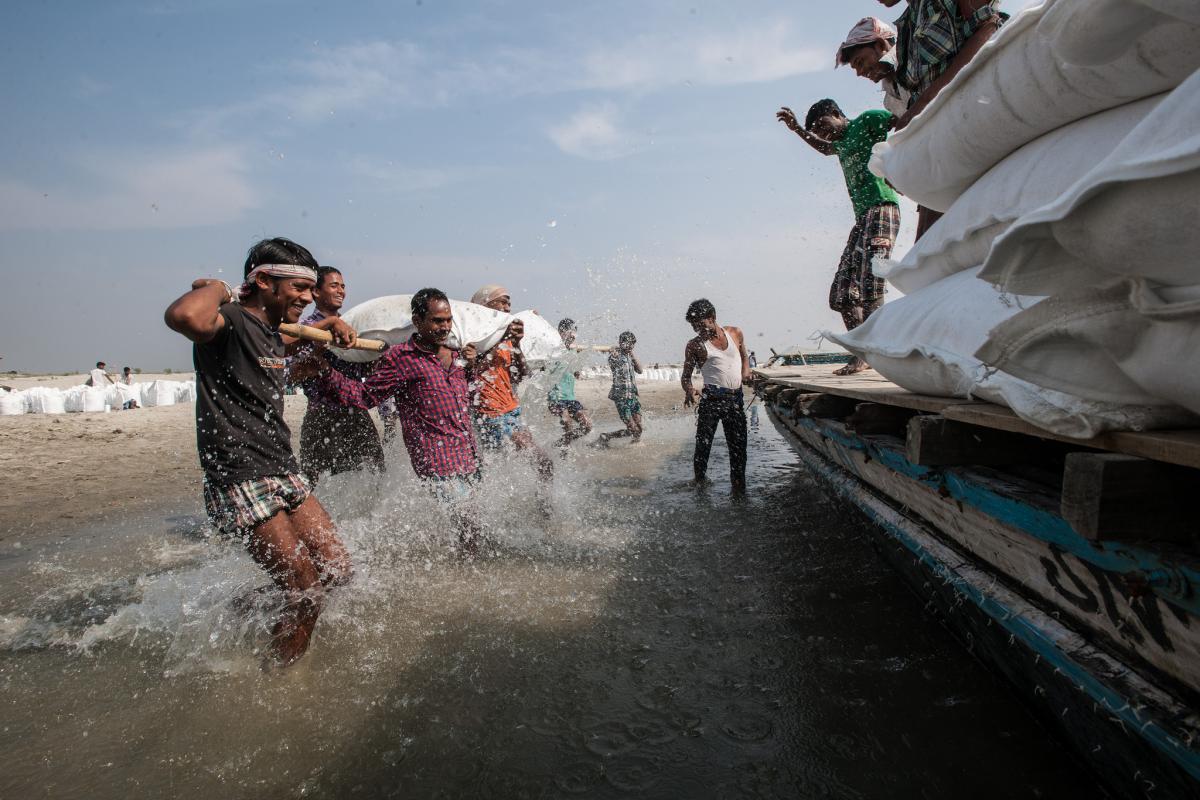 Ungdommen forbereder digerne inden vandet kommer. /Indien