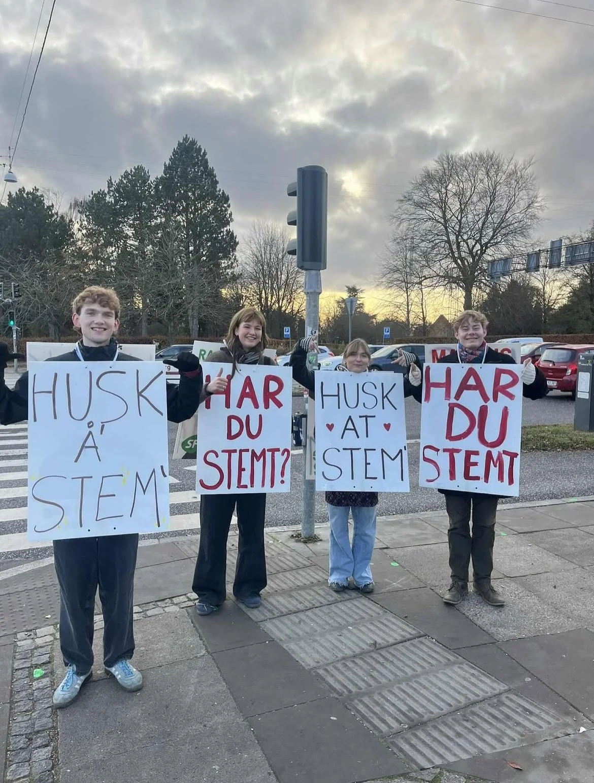 2025 har v&aelig;ret et vildt &aring;r!!❤️ Tak til alle seje aktivister i SFU, som er med til at g&oslash;re verden mindre ulige og mere solidarisk

Billeder fra &aring;ret
1: Kommunalvalgkamp
2: Kampagne imod amerikanske baser
3: Sommerlejr🥰
4: Kic