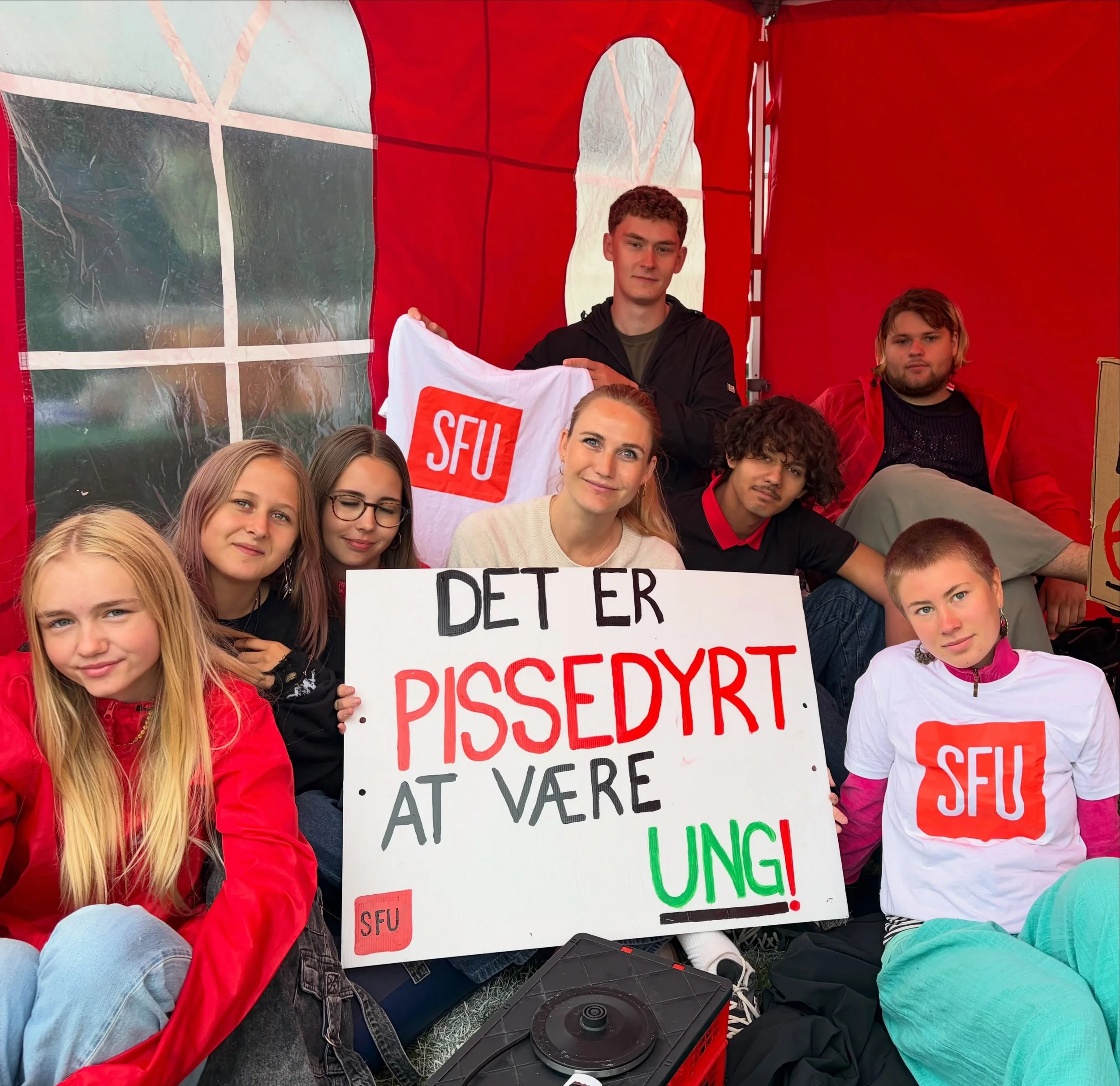 Det er pissedyrt at v&aelig;re ung 💸

De sidste uger har SFU&rsquo;ere v&aelig;ret p&aring; gaden, bes&oslash;gt uddannelsesinstitutioner og talt med tusindvis af unge. 

Alt sammen for at s&aelig;tte fokus p&aring; &eacute;n ting: at det er alt for