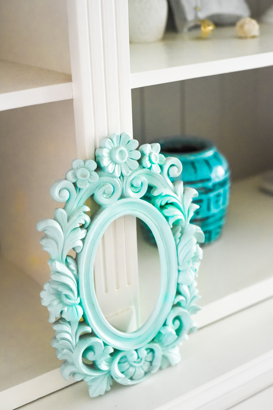Summer-House-Feeling-With-Blue-and-gold-Decor-AnaisStoelen-20.jpg