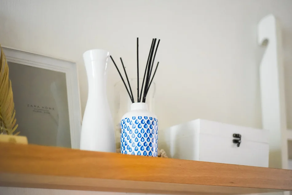 Summer-House-Feeling-With-Blue-and-gold-Decor-AnaisStoelen-17.jpg