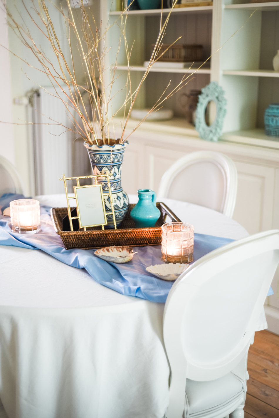 Summer-House-Feeling-With-Blue-and-gold-Decor-AnaisStoelen-11.jpg