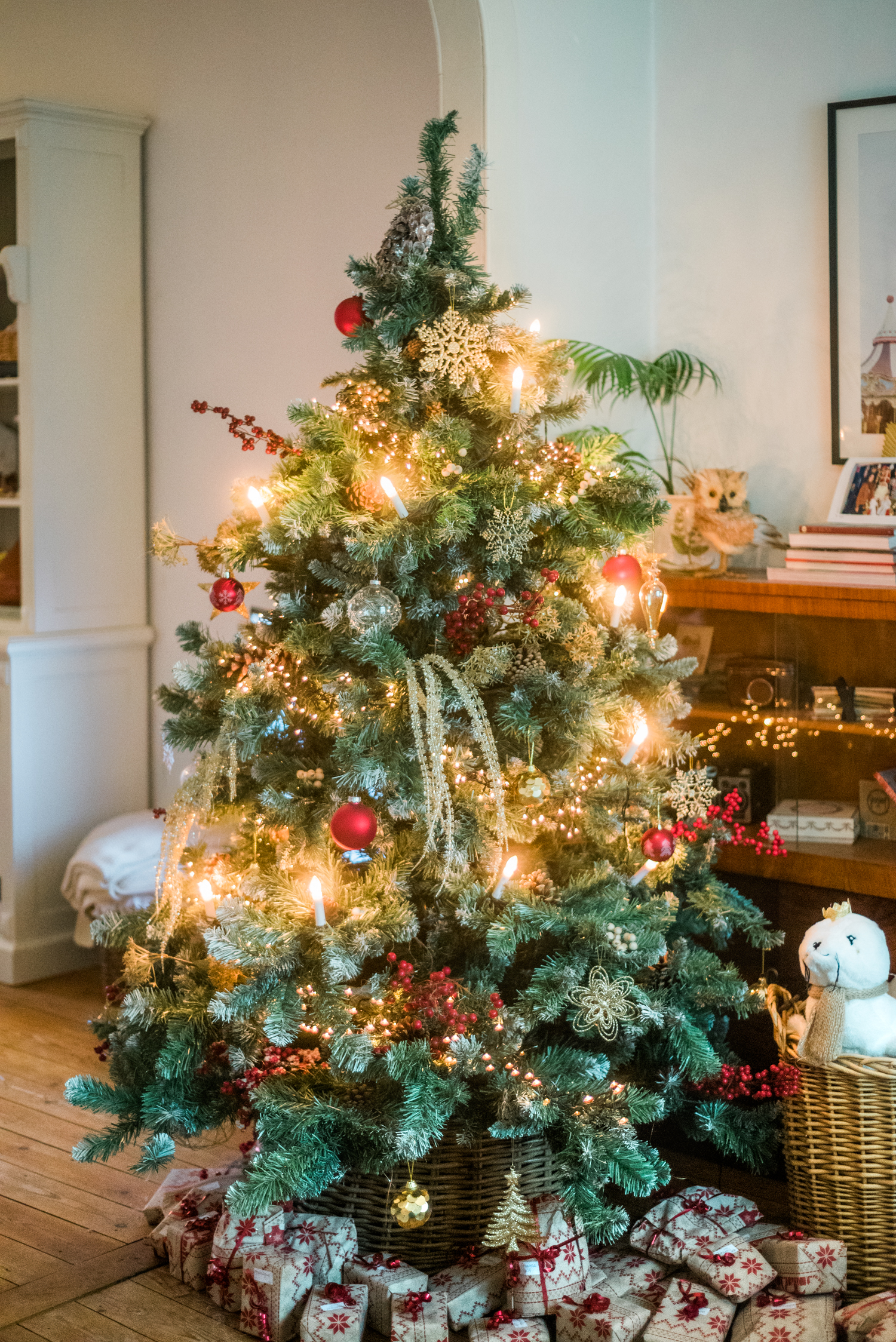 Traditional-Christmas-Decor-Tree-Table-Ideas-Style-To-Copy-AnaisStoelen-11.jpg