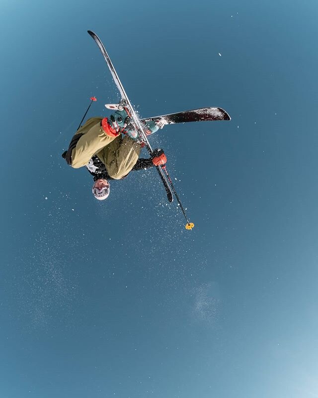 Throwback to january : @luca_tonelli enjoy the air time at @brentasnowpark
.
@next_step_pirates
@brentasnowpark
@slopedesignsnowpark 
@100oneshop
.
.
.
.
.
#snowsports #skiingislife #snowseason #wintersports #moutainlovers #livetoski #thisisskiing #m