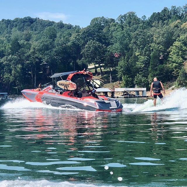 Who is ready for a return trip to Norris Lake? Book your trip today! Link in bio.  #watersports #boat #boating #lakes #vacation #summer #laketrip #summertime #teamwakedreams #madeintn  #norrislake #lakelife #vacationhomes #wakedreams #wakedreamsnorri