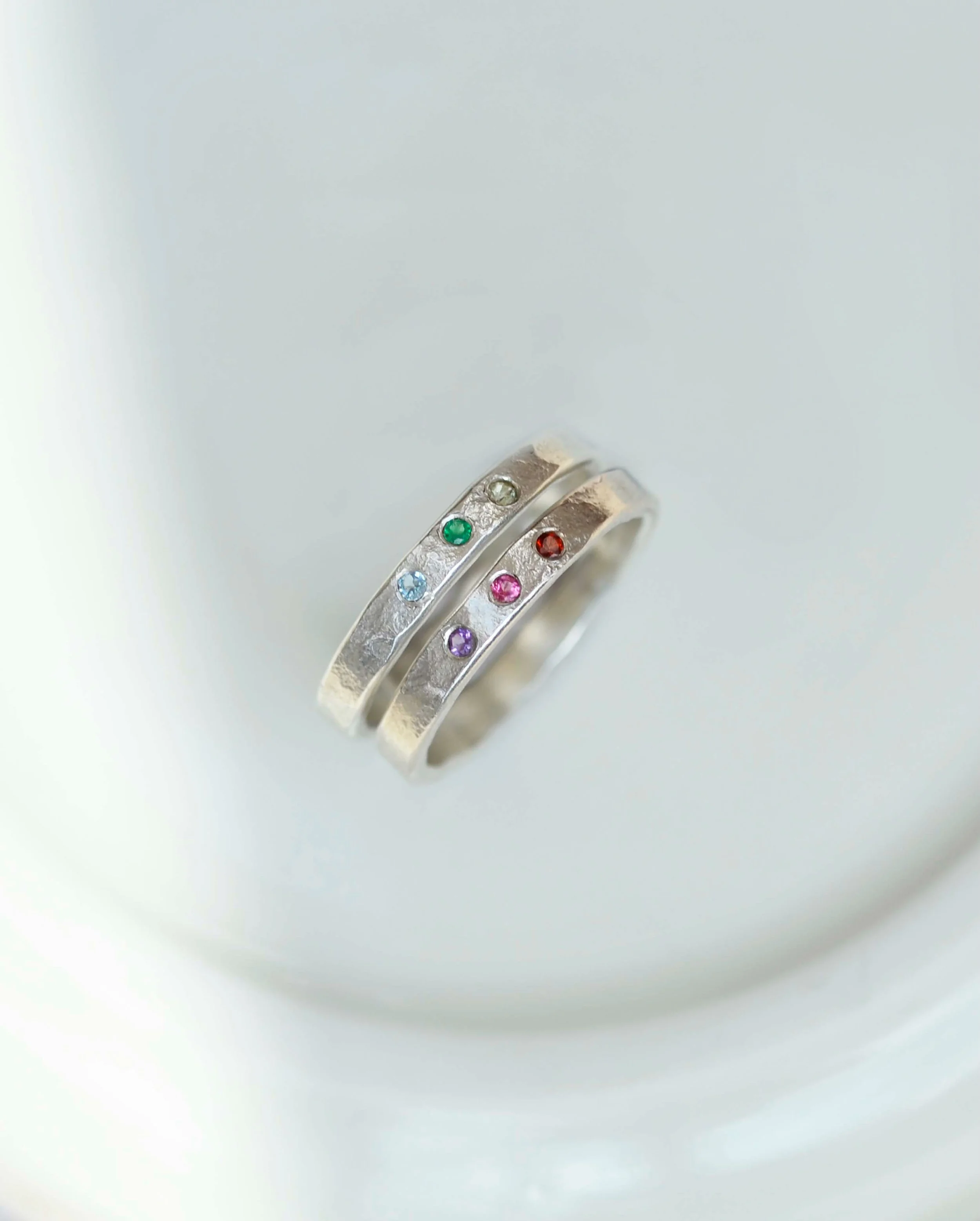 Some little rings I made recently. It&rsquo;s lovely to get some colour into my work 🩵🩷💚

#gemstonerings #coloredgemstones #flushsetting