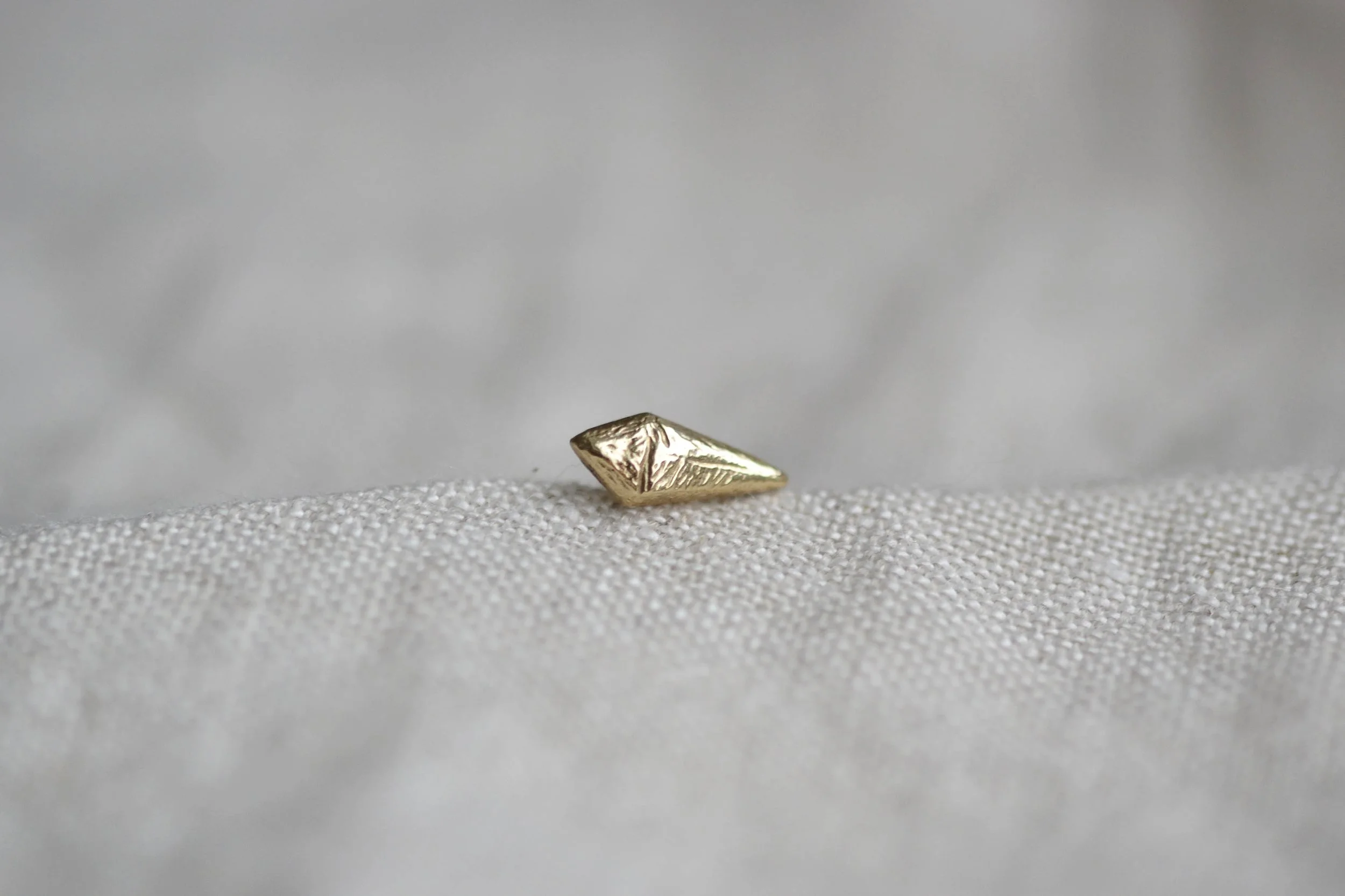 gold textured kite stud