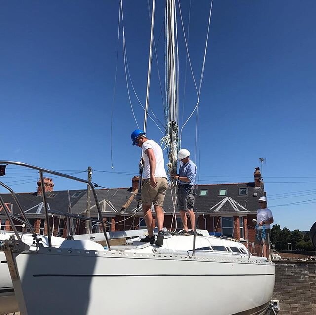 Striking the mast on Gruffilo in the yard this morning at Exmouth Marina. 
#exmouthmarina #exmouth #boatyardlife #boatyard #eastdevon #devon #sailing #sailinglife