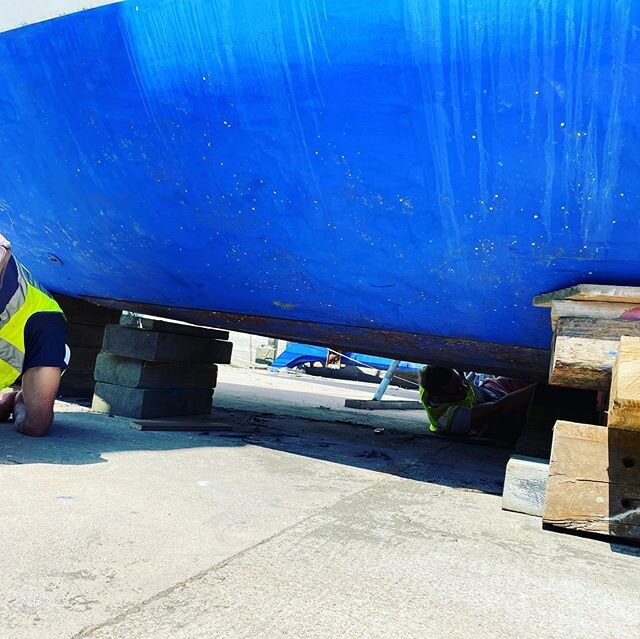 Another busy day for the team working in the Camperdown boatyard working on a Southerly 115. We have removed the 3 tonne lifting keel from the yacht to be sent away for a refit.  #exmouthmarina #camperdownyard #riverexe #exmouth #devon #boatyardlife 