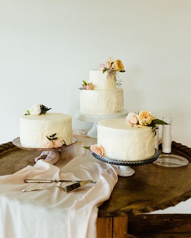 NOM 🌟 // after hours of hiking without any snacks, these cakes are teasing me even more than the first time 🙌🏻 and that&rsquo;s hard to beat. We absolutely LOVED styling this table and can&rsquo;t wait to do it again. // Here&rsquo;s to a few days