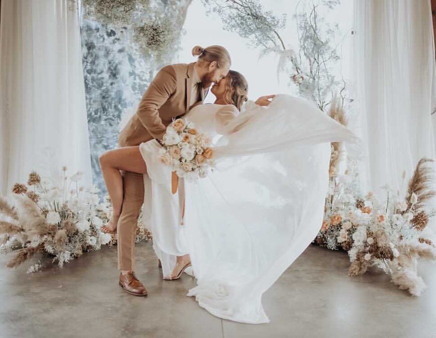 HOLY freaking COW. Yesterday was beyond words - the community, the creativity, and the feeling of crafting something for the beauty of it. There is SO much more to come but for now, we hope you enjoy this dazzle of art + this kickA capture. //
Cheers