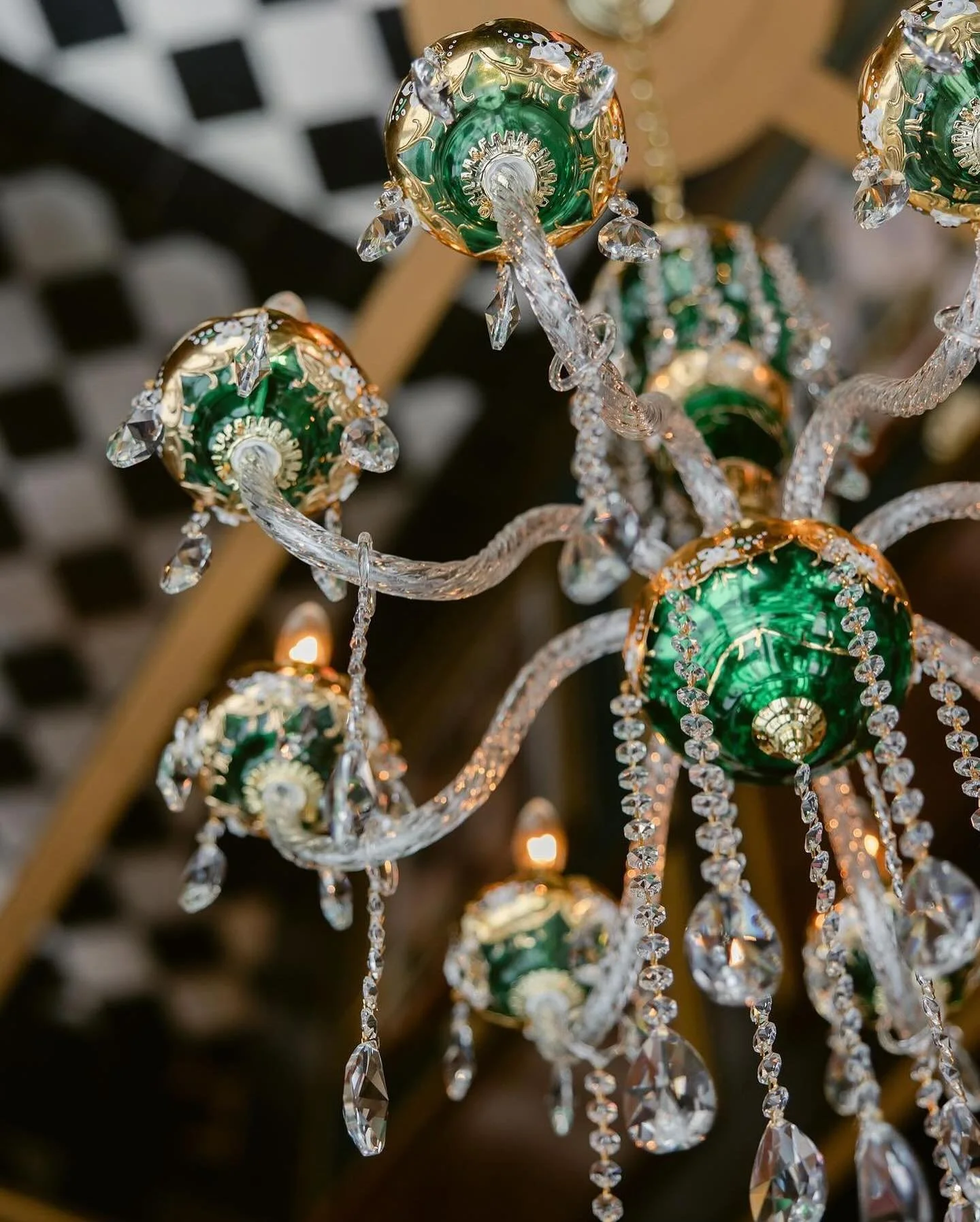 Gorgeous capture of the foyer chandelier and mirrored ceiling, reflecting the harlequin marble tile at The Lempicka 💚
