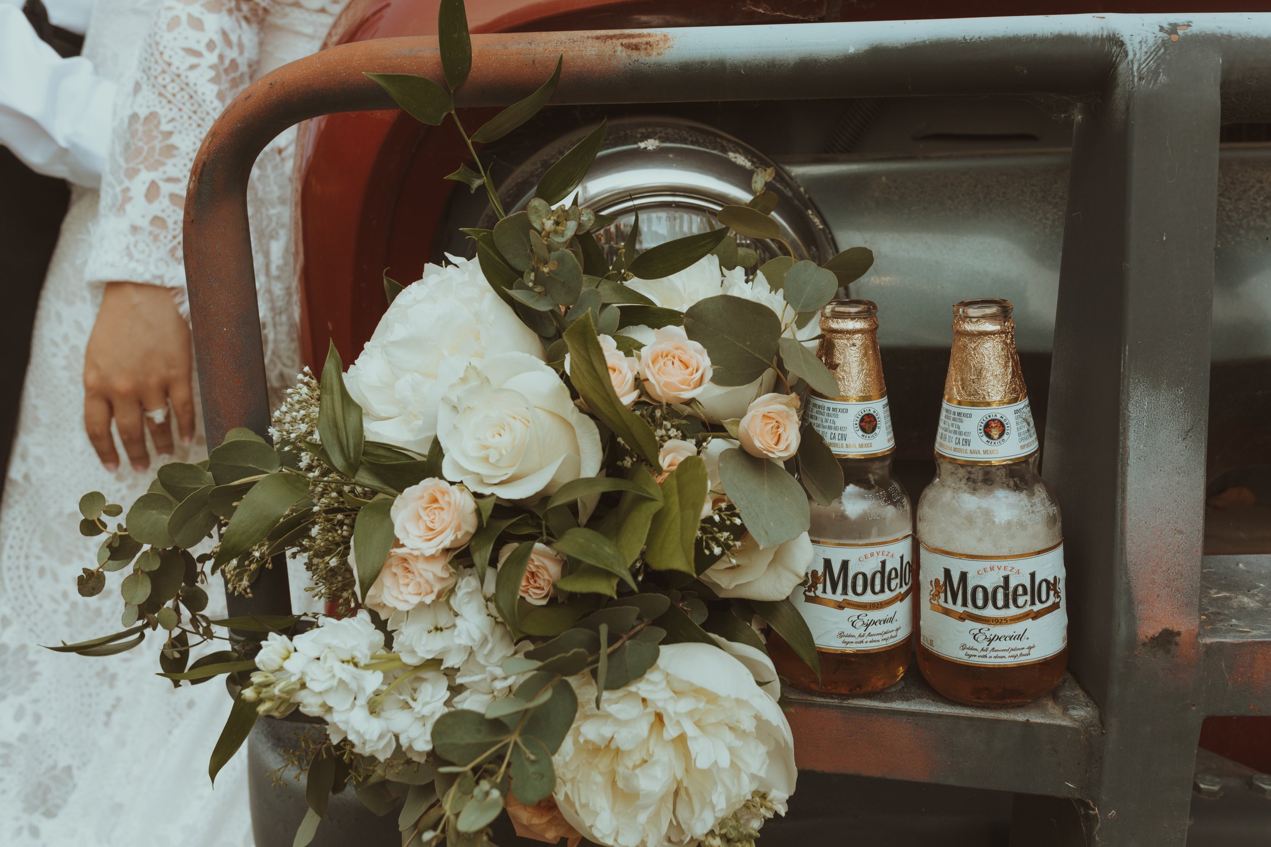 Modelo and Flowers