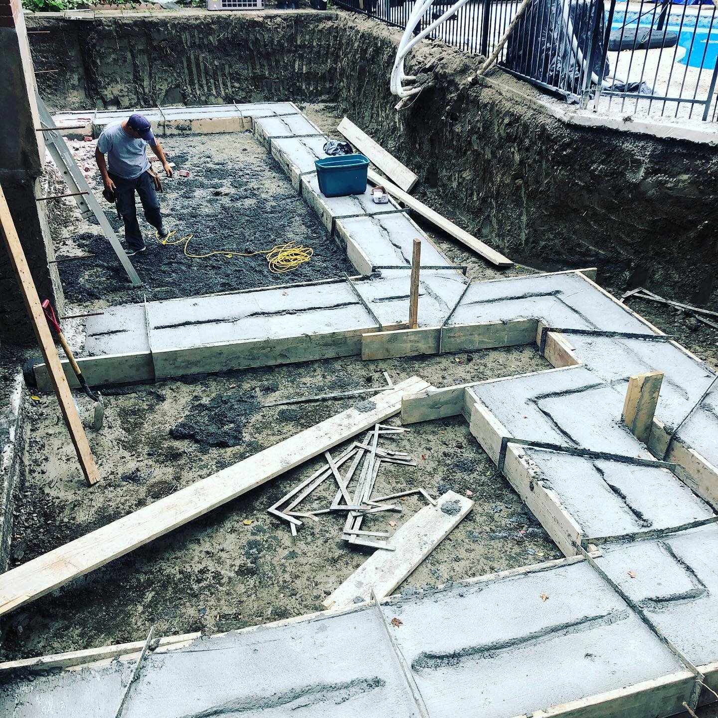 Semelle coul&eacute;e apr&egrave;s viendra le temps de couler les murs de fondation. Restez &agrave; l&rsquo;aff&ucirc;t!