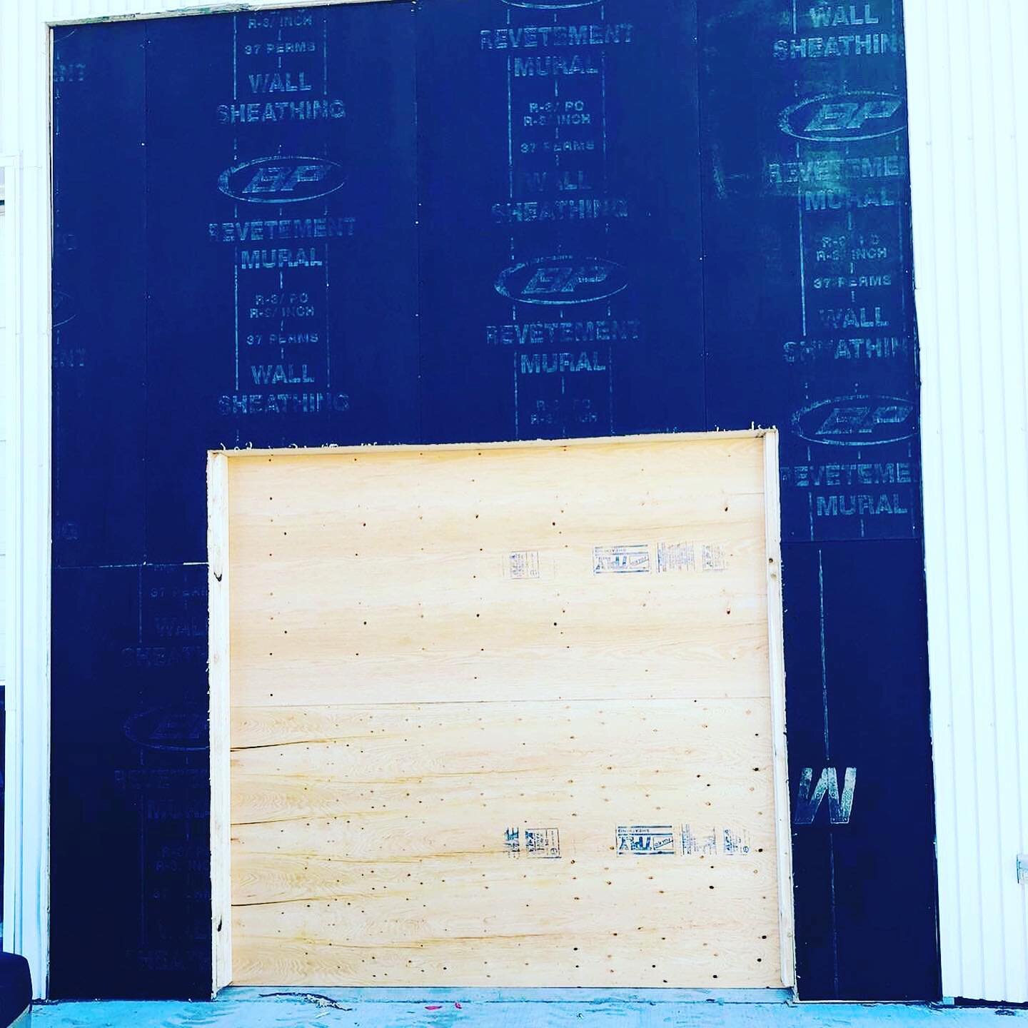 Projet en cours à Jonquière! 
Aperçu: ouverture et préparation pour une porte de garage en production. Fermeture temporaire avec du plywood en attendant de recevoir la marchandise.
Pour le reste du projet... suivez-nous!
.
.
.
.
.
.
.
.
.
#raco #