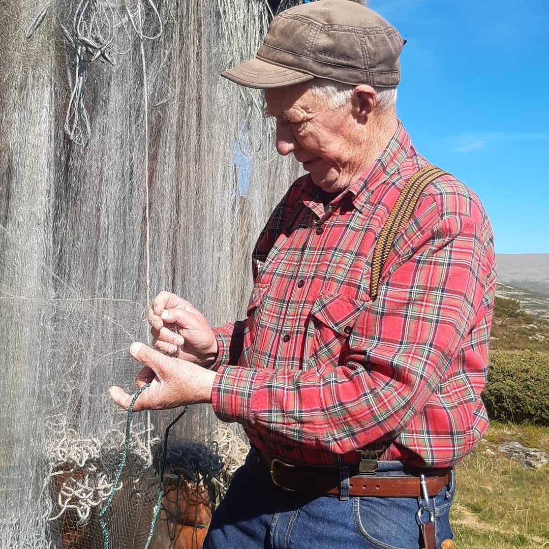 Tidligere fjelloppsyn og kollega Bj&oslash;rn Wegge sjekker de nordiske garna som brukes under pr&oslash;vefiske.