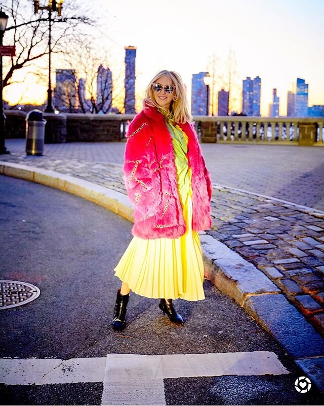 Gorgeous golden NYC light. 
Shop this outfit from the weblink in my IG bio. .
.
.
.
.
#thejoyofj
#thejoyofjlife
#fashiongivesback 
#spring2020
#springfashion 
#springclothing 
#springiscoming 
#springstyle 
#springootd 
#springstyles 
#nyfw2020 
#nyf