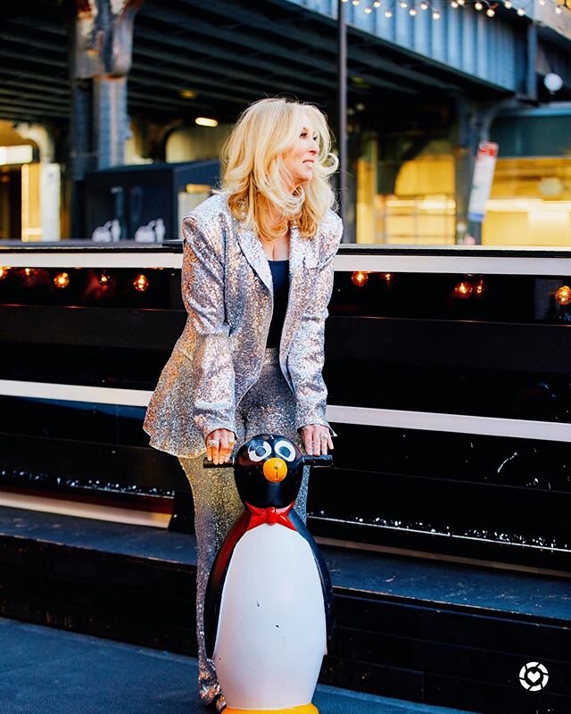 Photo with random penguin😂 Happy Weekend! SHOP this fun, flexible and sooo comfy sequin look from the weblink in my IG bio. I donate my profits to women&rsquo;s charities. #fashiongivesback #give #charity #womenempowerment #womensupportingwomen #emp