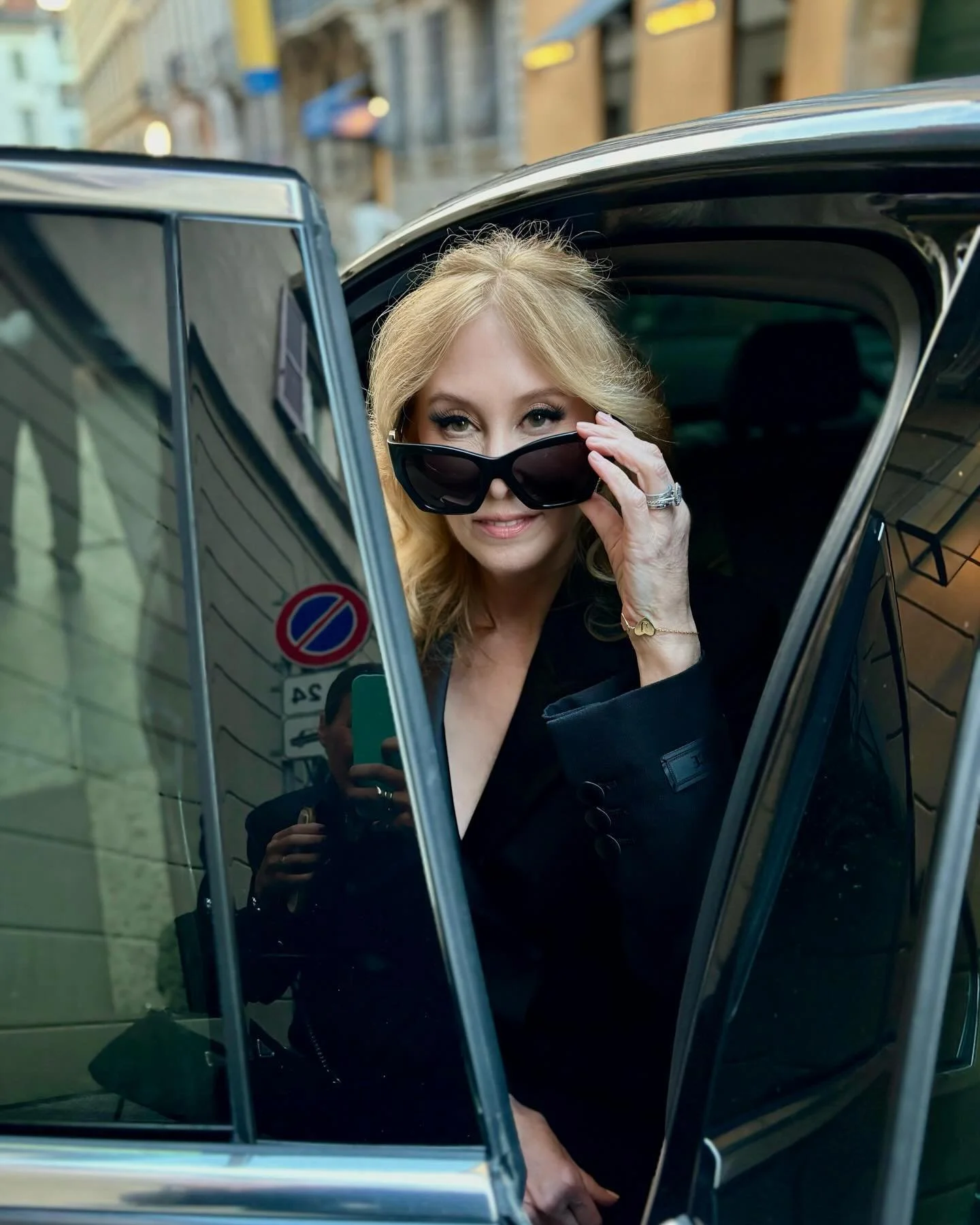 Thank you @versace for a wonderful and memorable fashion experience🙏🏻 . . .
.
.
.
#versace 
#streetstyle 
#mfw 
#fashionshow 
#styleinspo 
#ootd
#outfitoftheday 
#photography
#milanostory 
#milanostories