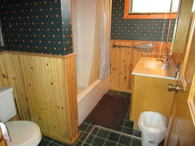 OakLakeCabinBath.jpg